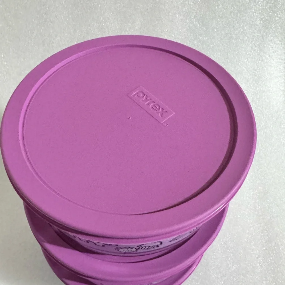 (2) Pyrex Sanrio Hello Kitty Glass Storage Containers 6 cup Pink & Green Lids